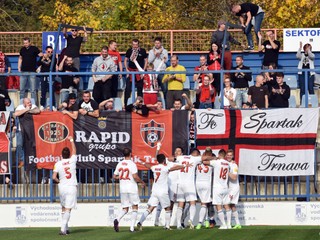 Futbalisti Trnavy sa radujú so svojimi fanúšikmi po jednom z gólov.