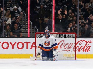 Jaroslav Halák v bránke New York Islanders inkasoval v Los Angeles tri góly.