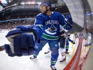 Edler bude Vancouveru chýbať viac ako mesiac, má natiahnutý väz v kolene