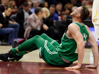 Hayward si pri debute za Boston Celtics brutálnym spôsobom zlomil členok