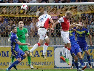 Milan Škoda (uprostred) po rohu skóroval.