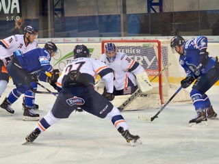 Sprava: Samuel Mlynarovič z HK Poprad a Roman Durný z HK Orange 20.