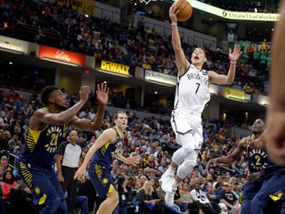Jeremy Lin (v bielom).