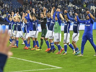 Schalke oslavovalo pred vlastnými fanúšikmi.