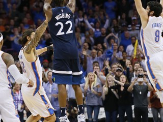 Andrew Wiggins strieľa rozhodujúcu trojku.