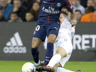 Neymar (v popredí) duel pre vylúčenie nedohral.