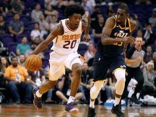 Disciplinárka zámorskej basketbalovej súťaže NBA potrestala hráča Phoenixu Suns Josha Jacksona (vľavo).