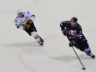 Vedenie KHL zrušilo Simonovi Desprésovi (vpravo) trest.