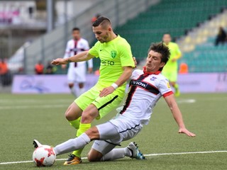 Na snímke vľavo Nicolas Špalek (Žilina) a vpravo Martin Chren (Zlaté Moravce) počas zápasu.