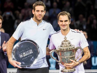 Víťaz turnaja v Bazileji Roger Federer (vpravo) a porazený finalista Juan Martin del Potro.