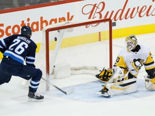 Blake Wheeler (vľavo) strieľa jeden zo siedmich gólov Winnipegu.