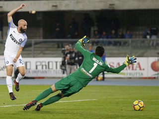 Borja Valero (vľavo) strieľa prvý gól Interu v zápase.