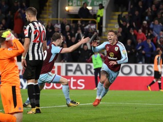 Jeff Hendrick (vpravo) oslavuje jediný a víťazný gól zápasu.