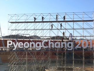 Olympijský štadión v Pjongčangu je stále v rekonštrukcii.
