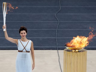 Herečka Katerina Lehouová, oblečená ako veľkokňažná, zapálila pochodeň 24. októbra v antickej Olympii. 