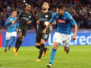 Jorginho (vpravo) dal z penalty druhý gól Neapola.