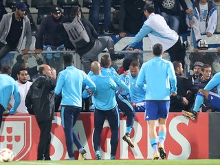 Hráč Marseille bol vylúčený ešte pred zápasom, kopol vlastného fanúšika