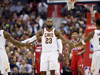 LeBron James (v strede).