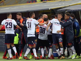 Futbalisti Crotone sa radujú po jednom z gólov.