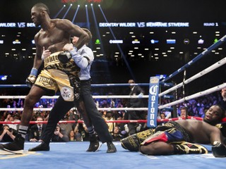 Bermane Stiverne ostáva ležať po knokaute od Deontaya Wildera.
