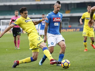 Marek Hamšík (v modrom) v jednom zo súbojov.