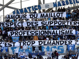 "Láska k dresu, rešpekt k fanúšikom, profesionalizmus - je toho tak veľa?" odkázali fanúšikovia Evrovi.