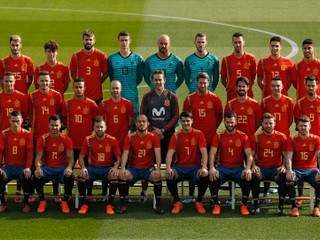 Hráči Španielska pózujú v nových dresoch.