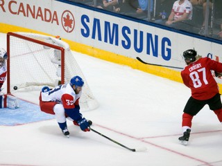 Český obranca Jakub Nakládal (v strede) verí, že vedenie KHL nepristúpi k rozhodnutiu nepovoliť svojim hráčom účasť na ZOH 2018.