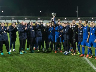 Sovenskí futbalisti oslavujú víťazstvo vo finále turnaja International Challenge Trophy.