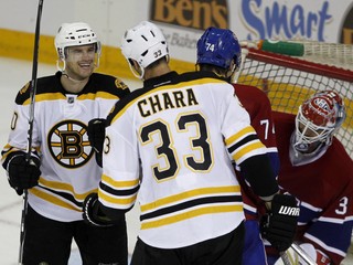 Daniel Paille (vľavo) bol v minulosti spoluhráčom Zdena Cháru v Bostone Bruins. Dnes si oblieka dres švédskeho Brynäsu a v zápase Ligy majstrov utrpel otras mozgu.