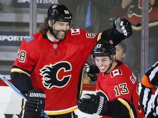 Jaromír Jágr (vľavo) dal proti Detroitu prvý gól za Calgary Flames.