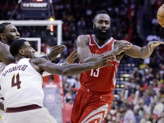 James Harden (vpravo) sa blysol druhým triple-double v sezóne.