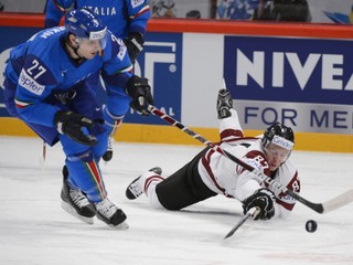 Thomas Larkin (vľavo) dostal v zápase trest na 50 minút.