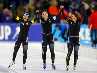 Nana Takagiová, Miho Takagiová a Ajano Satová oslavujú svoj triumf.