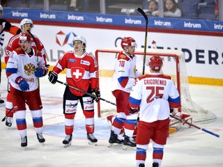 Ruskí hráči Sergej Kalinin, Vladimir Tkačjov a Michail Grigorenko sa tešia z gólu vo švajčiarskej sieti.