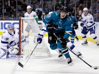 Hokejista San Jose Sharks Timo Meier dostal pokutu za faul na obrancu Canucks Michaela Del Zotta.