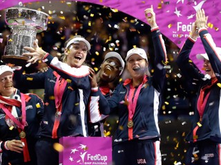 Radosť Američaniek po úspechu vo Fed Cupe.