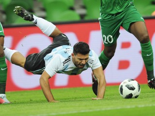Argentínsky futbalový útočník Sergio Aguero skolaboval cez polčas utorňajšieho prípravného zápasu s Nigériou.