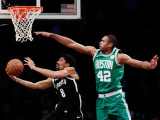 Momentka zo zápasu medzi Brooklynom a Bostonom.