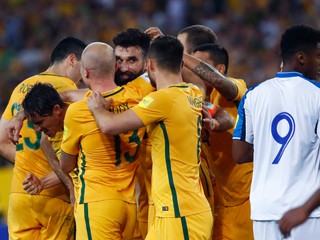 Hráči Austrálie sa radujú po jednom z gólov.