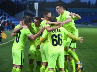 Hráči Žiliny privítajú Dunajskú Stredu.