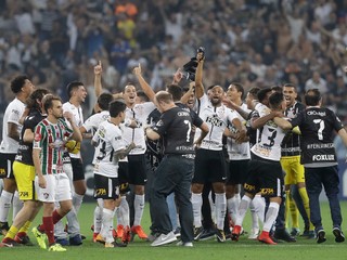 Hráči Corinthians sa radujú z titulu.