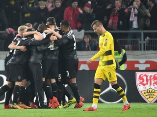 Futbalisti Borussie Dortmund prehrali na ihrisku VfB Stuttgart 1:2