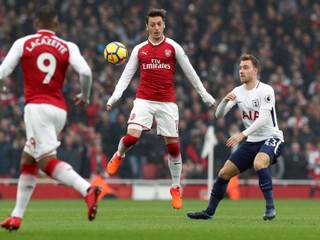 Hráči Arsenalu zvíťazili v Londýnskom derby 2:0.