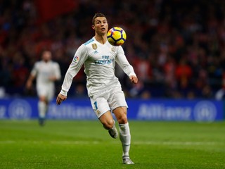 Cristiano Ronaldo beží za loptou.