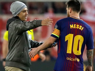 Počas zápasu Olympiakosu s Barcelonou jeden z fanúšikov vnikol na hraciu plochu, kde sa pokúsil objať Lionela Messiho.