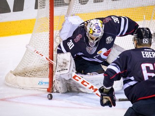 Brankár Slovana Jakub Štěpánek zráža puk betónom vedľa brány, situáciu kontroluje obranca Nick Ebert.
