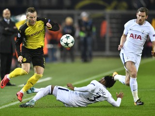 Andrej Jarmolenko (vľavo) z Borussie Dortmund sa pokúša preniknúť cez Dannyho Rosea z Tottenhamu.