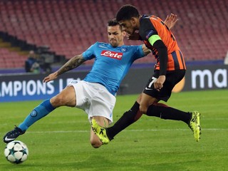 Christian Maggio (vľavo) sa pokúša vypichnúť loptu Taisonovi.