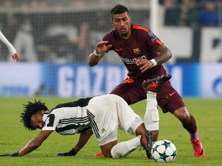 Hráč Barcelony Paulinho (vpravo) a Juan Cuadrado počas súboja.